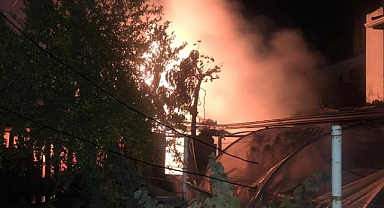 AHIRDA YANGIN 3 KÜÇÜKBAŞ TELEF OLDU