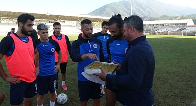 APAÇİ TARAFTARLAR DERNEĞİNDEN FUTBOLCULARA BAKLAVA 