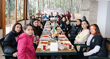 BAŞKAN GÜMÜŞ, ŞAMPİYON KIZLARI AĞIRLADI