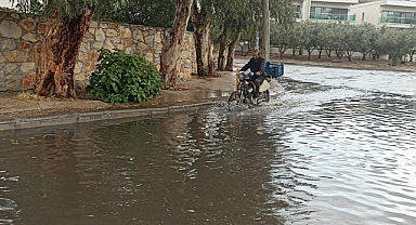 BODRUM'DA GÜNEŞLİ VE SICAK HAVA, YERİNİ YAĞMURA BIRAKTI