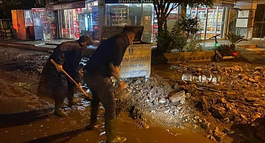 BODRUM'DA YOLLAR KAPANDI, EVLERİ SU BASTI