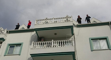 ELEKTRİĞİ, SUYU KESİLEN KİRACILAR ÇATIYA ÇIKTI