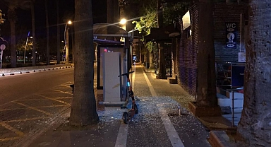 ELEKTRİKLİ SCOOTER İLE OTOBÜS DURAĞINA ÇARPTI: 1 YARALI