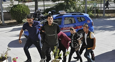 FETHİYE’DE KENDİNİ POLİS OLARAK TANITAN 2 GASPÇI TUTUKLANDI