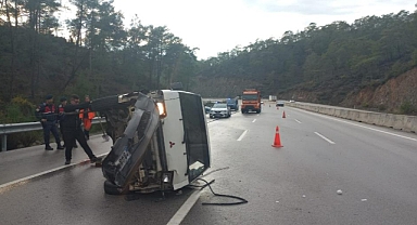 FETHİYE’DE MİNİBÜS DEVRİLDİ: 4 YARALI