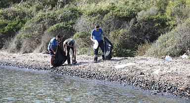 GÖKOVA KÖRFEZİ'NDEN İKİ GÜNDE BEŞ TON ÇÖP TOPLADI