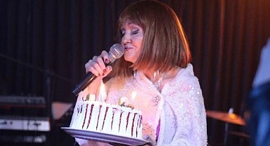 GÜLDEN KARABÖCEK’E SAHNEDE SÜRPRİZ DOĞUM GÜNÜ