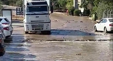 İSALE HATTI PATLADI, İŞ YERLERİNİ SU BASTI