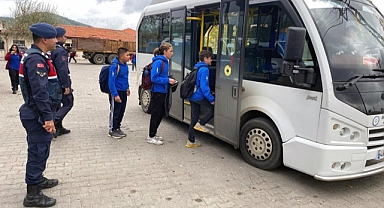 JANDARMA’DAN OKULLAR ÇEVRESİNDE VE SERVİS ARAÇLARINDA DENETİM