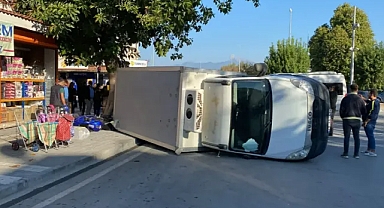 KAMYONET KALDIRIMA DEVRİLDİ 