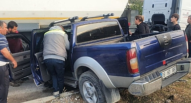 KAMYONET TIR’IN ALTINA GİRDİ, 3 YARALI