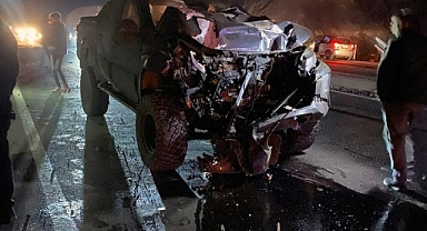 KAMYONET TRAKTÖRE ÇARPTI: 1 ÖLÜ