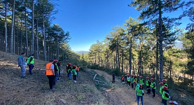 KAVAKLIDERE’DE ORMANCILIK BÖLÜMÜ ÖĞRENCİLERİNE ARAZİDE EĞİTİM VERİLDİ