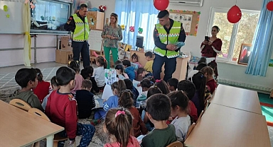 KÖYCEĞİZ JANDARMASI MİNİKLERİ SEVİNDİRDİ