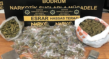 LÜKS OTOMOBİLLE UYUŞTURUCU TİCARETİ YAPARKEN YAKALANDI