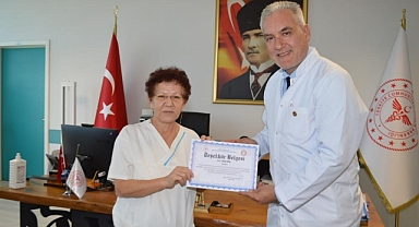 MESLEKTE 40'INCI YILINI DOLDURAN HEMŞİREYE TEŞEKKÜR BELGESİ VERİLDİ