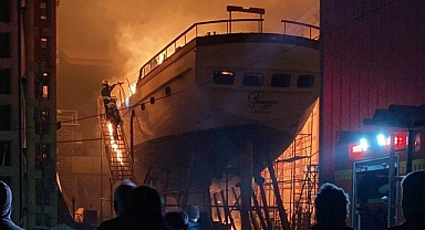 MİLYON DOLARLIK TEKNE ALEVLERE TESLİM OLDU