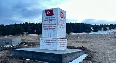 MUĞLA'DA HAZIRLANAN KAİDE SARIKAMIŞ ŞEHİTLERİ'NİN YÜRÜYÜŞE BAŞLADIĞI ALANA DİKİLDİ