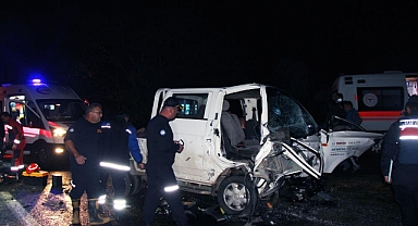 MUĞLA’DA KAMYONET MİNİBÜSLE ÇARPIŞTI: 22 YARALI