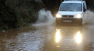 MUĞLA’DA ŞİDDETLİ YAĞIŞ CADDE VE SOKAKLARI SULAR ALTINDA BIRAKTI