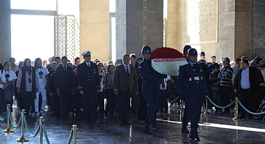 MUĞLALI KADINLARIN ANITKABİR ZİYARETİNDE DUYGUSAL ANLAR YAŞADI