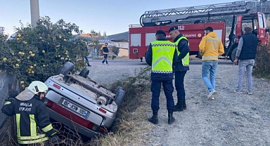 OTOMOBİLDE SIKIŞAN SÜRÜCÜYÜ İTFAİYE EKİPLERİ KURTARDI