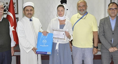 SABAH EZANINDAN ETKİLENEN UKRAYNALI KADIN MÜSLÜMANLIĞI SEÇTİ