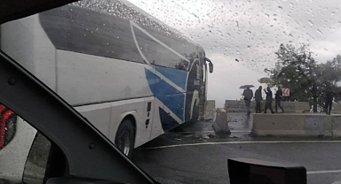 YOLCU OTOBÜSÜ REFÜJE ÇARPIP KARŞI ŞERİDE GEÇTİ