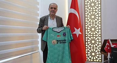 BAŞKAN UZUNDEMİR'DEN AFRİKALI FUTBOLCULARA FORMA HEDİYESİ