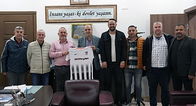 BAŞKAN UZUNDEMİR’E FORMA HEDİYE ETTİLER