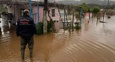 BÜYÜKŞEHİR EKİPLERİ TAŞKINLARA MÜDAHALE ETTİ