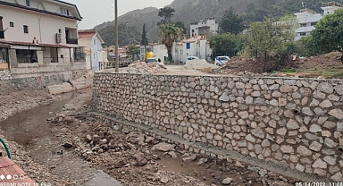 BÜYÜKŞEHİR MARMARİS’TE ZARAR GÖREN DERE DUVARLARINI TAMİR ETTİ