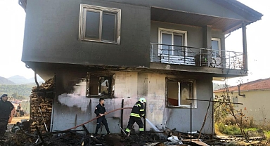 ÇAKMAK İLE OYNAYAN ÇOCUKLAR EVİ YAKIYORDU