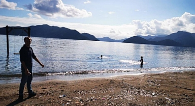 DÜN SAĞANAK YAĞIŞTA ISLANDILAR, BUGÜN DENİZE GİRDİLER