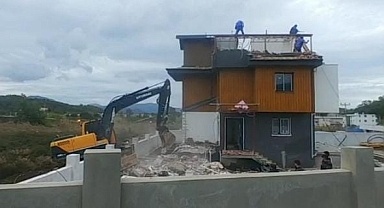 FETHİYE’DE KAÇAK YAPILAR YIKILIYOR