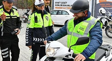 FETHİYE’DE MOTOR SÜRÜCÜLERİNE REFLEKTÖRLÜ YELEK DAĞITILDI