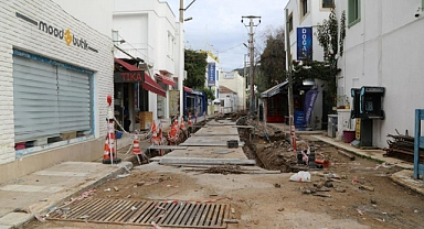 HER YAĞMURDA TAŞKININ YAŞANDIĞI SOKAĞA MÜDAHALE EDİLİYOR