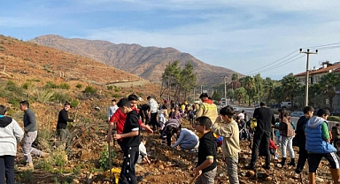 İÇMELERLİ ÖĞRENCİLER YÜZLERCE FİDANI TOPRAKLA BULUŞTURDU