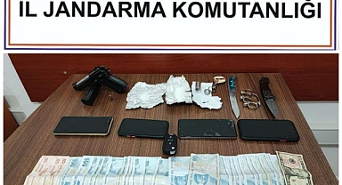 JANDARMA ŞÜPHELİ ARAÇTA SİLAH VE KESİCİ ALET ELE GEÇİRDİ