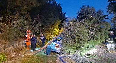 MARMARİS’TE ARAÇ SEYİR TEPESİNDEN SAHİLE UÇTU