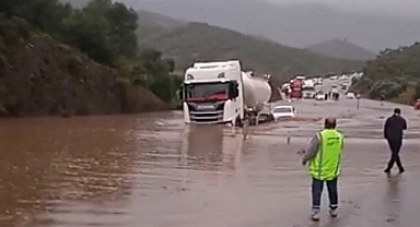 MİLAS'TA SAĞANAK YAĞMUR ETKİLİ OLDU