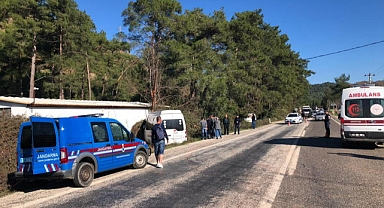 MİNİBÜS YOLDAN ÇIKARAK İŞ YERİ DUVARINA ÇARPTI: 6 YARALI