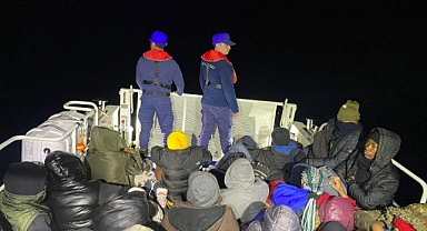 ÖLÜME TERK EDİLEN 65 DÜZENSİZ GÖÇMENİN İMDADINA, TÜRK ASKERİ YETİŞTİ