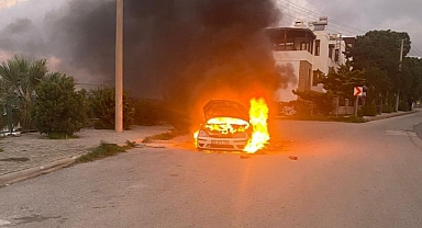 SEYİR HALİNDEYKEN ALEV ALAN OTOMOBİL KULLANILAMAZ HALE GELDİ
