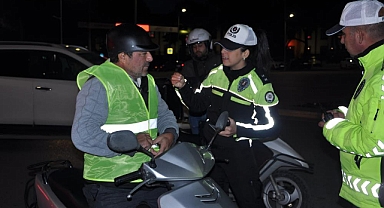 TRAFİK EKİPLERİ, 2 TEKERLEKLİ SÜRÜCÜLERE REFLEKTİF YELEK DAĞITTI