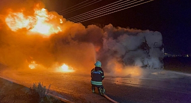YOLCU OTOBÜSÜ KÜLE DÖNDÜ, YOLCULAR SON ANDA KURTULDU
