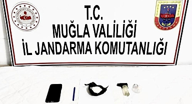 ARACIN SİGORTA PANELİNDE UYUŞTURUCU YAKALANDI