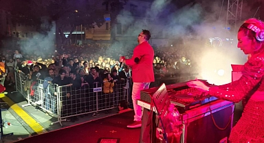 BODRUM’DA BİNLERCE KİŞİ YENİ YILA TEOMAN'LA GİRDİ