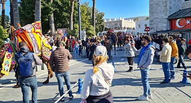 DEVELERİ GÖRENLER TELEFONLARINA SARILDI