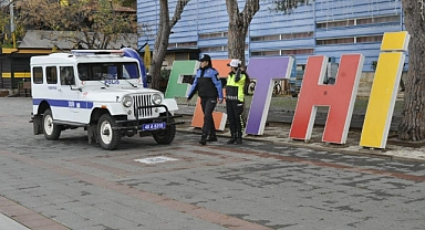 FETHİYE'DE TURİZM POLİSİ'NİN 1954 MODEL NOSTALJİK ARACI
